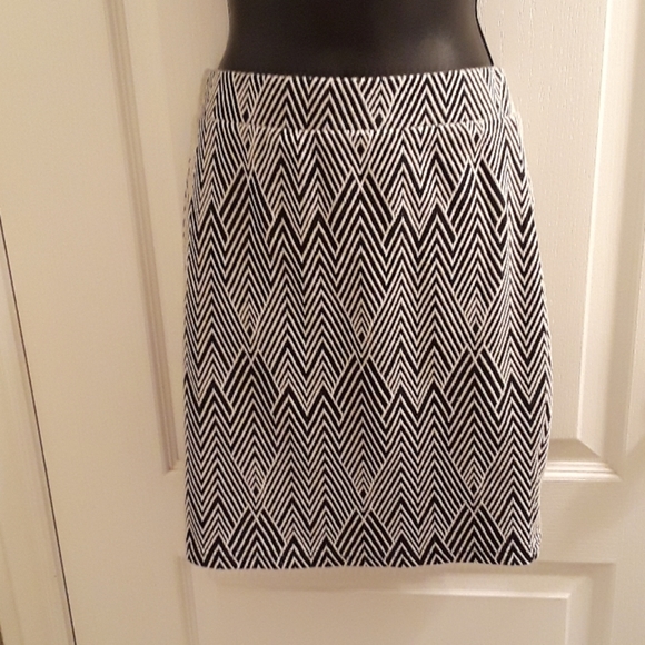 💕CUTE💕Suzy Shier geometric pencil skirt - Picture 2 of 6